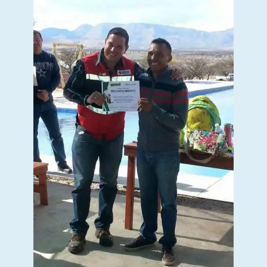 Resultados positivos de entrenamiento canino: perro atento y feliz en Querétaro